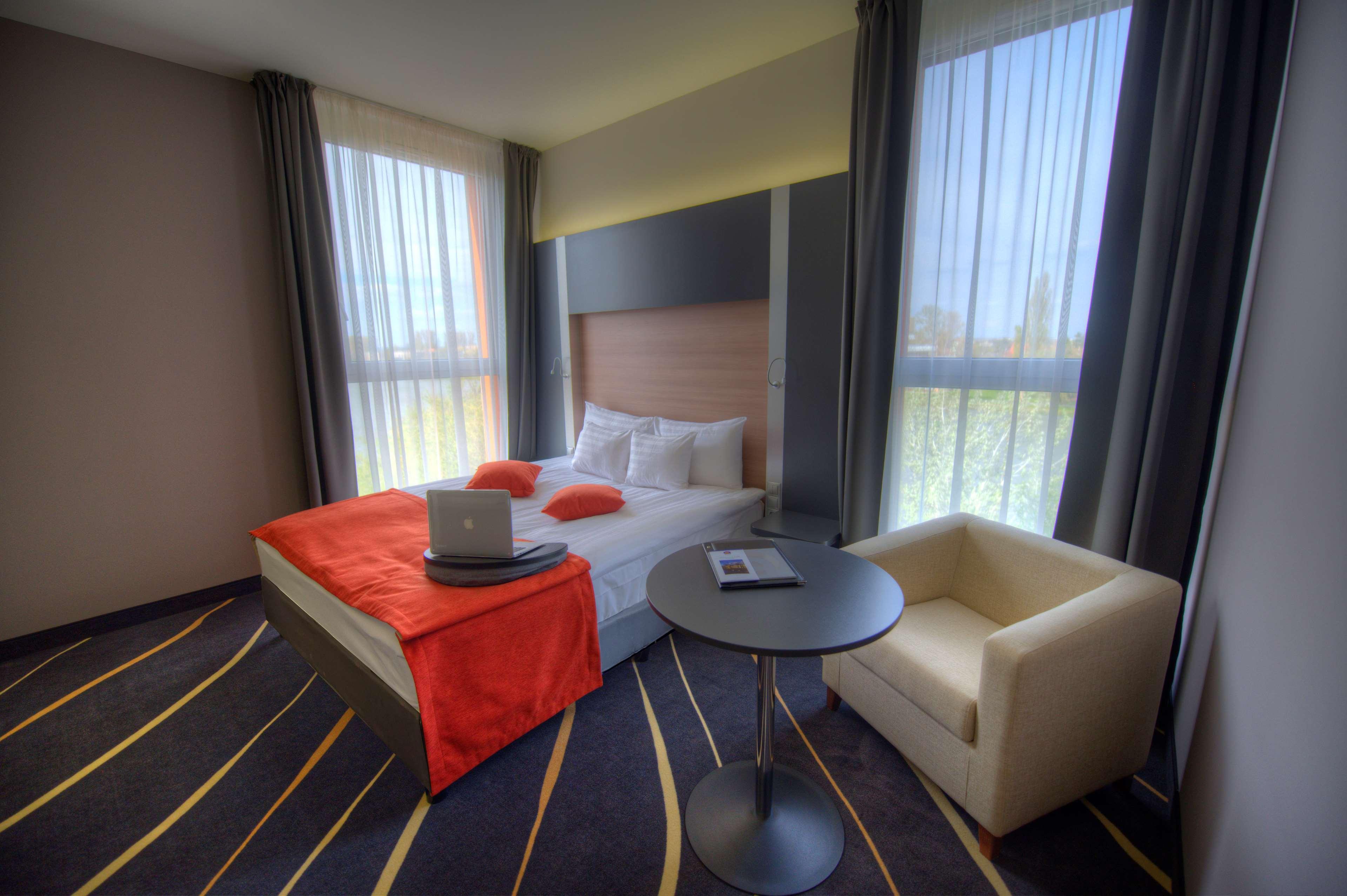Best Western Plus Lakeside Hotel Szekesfehervar Exterior photo