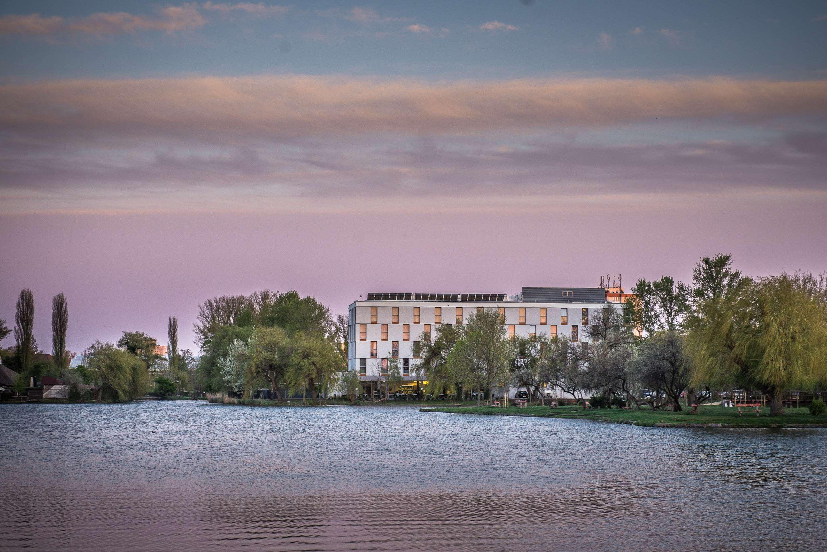 Best Western Plus Lakeside Hotel Szekesfehervar Exterior photo