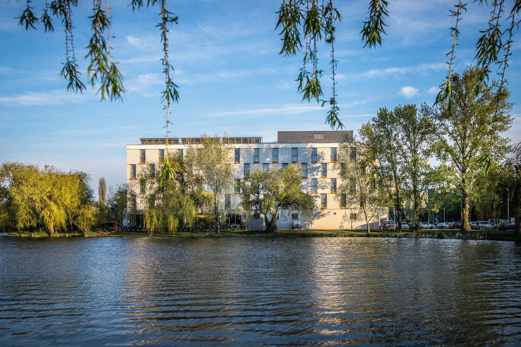 Best Western Plus Lakeside Hotel Szekesfehervar Exterior photo