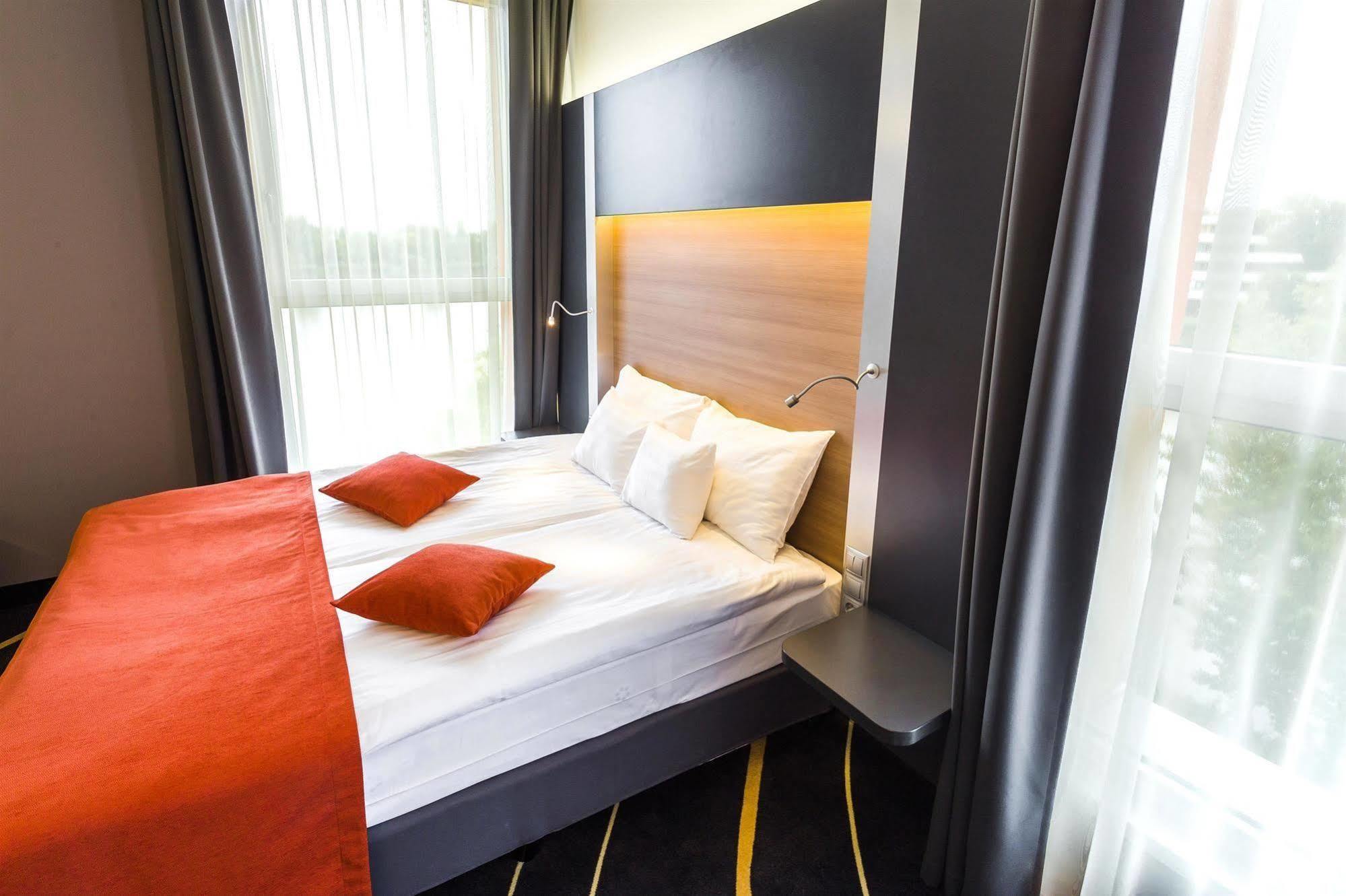 Best Western Plus Lakeside Hotel Szekesfehervar Exterior photo