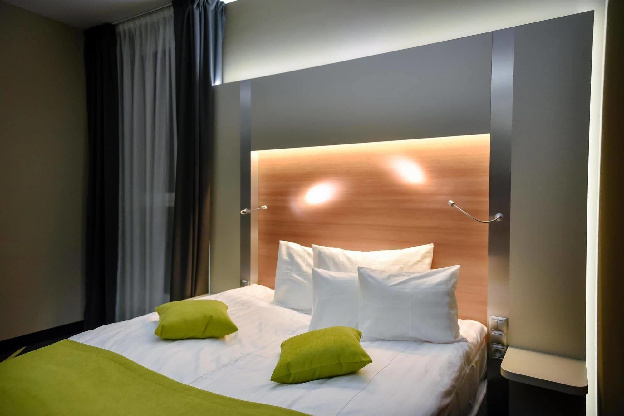 Best Western Plus Lakeside Hotel Szekesfehervar Exterior photo
