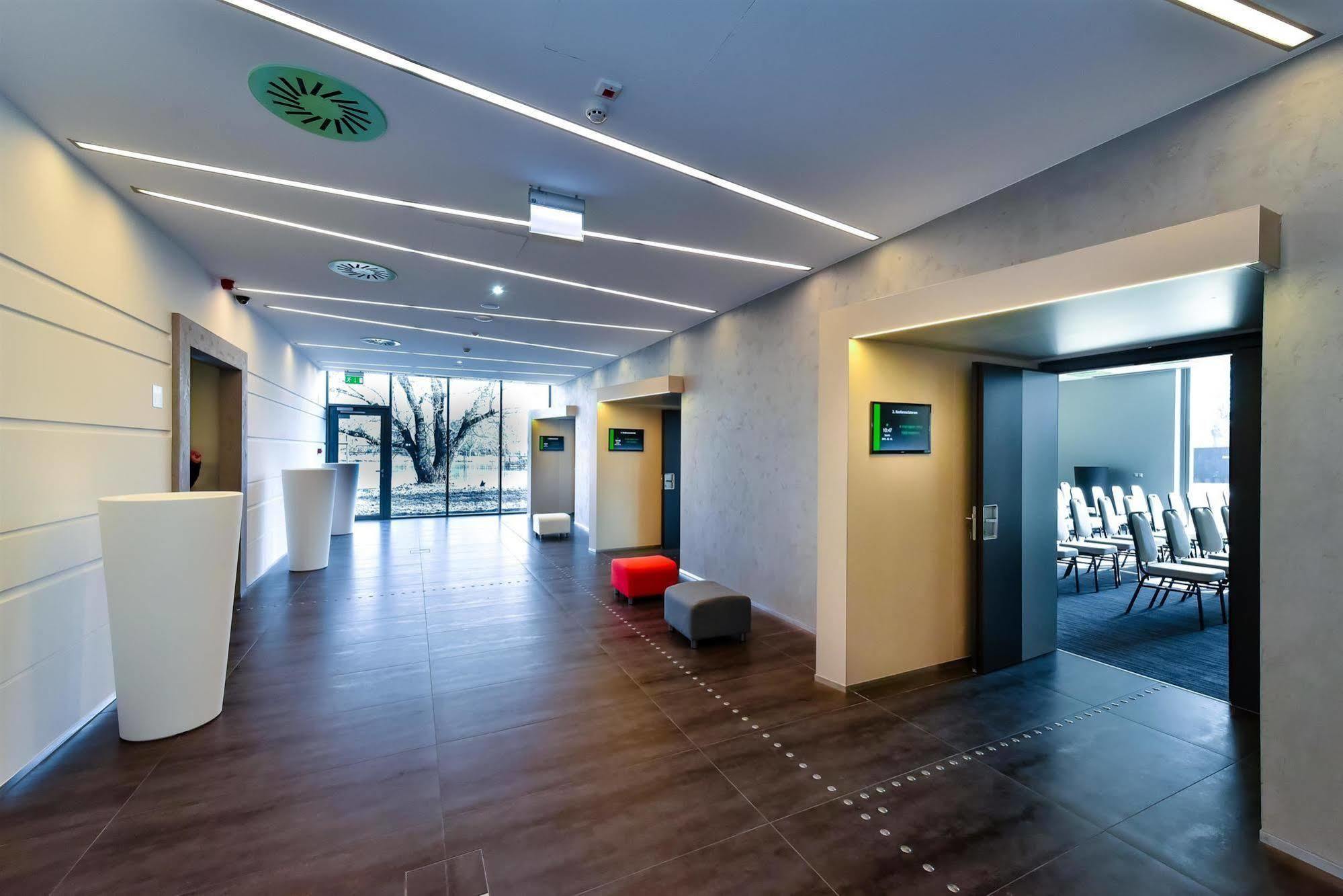 Best Western Plus Lakeside Hotel Szekesfehervar Exterior photo