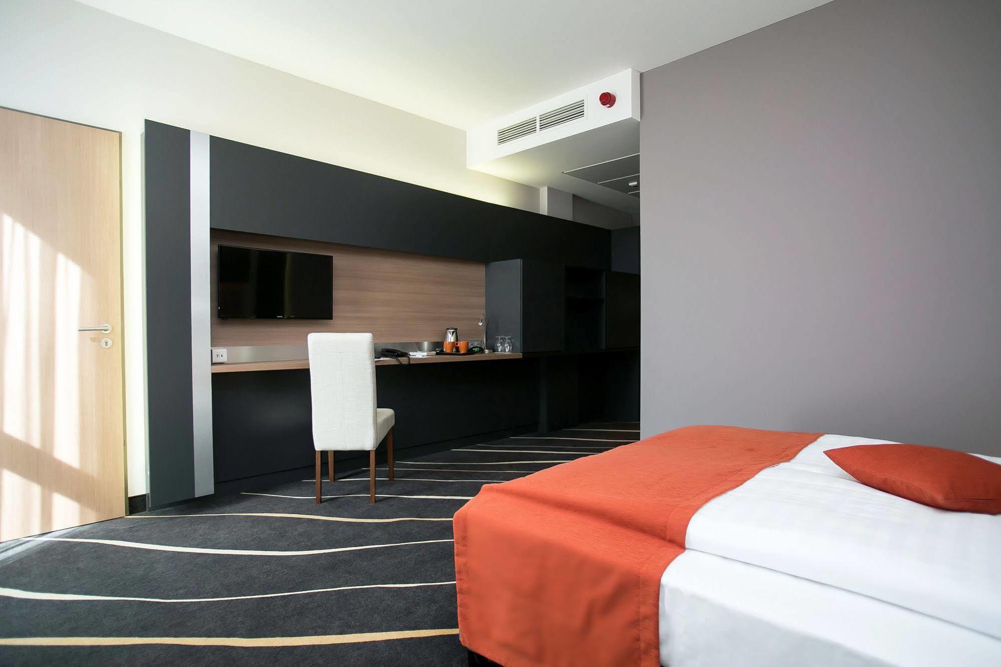 Best Western Plus Lakeside Hotel Szekesfehervar Exterior photo